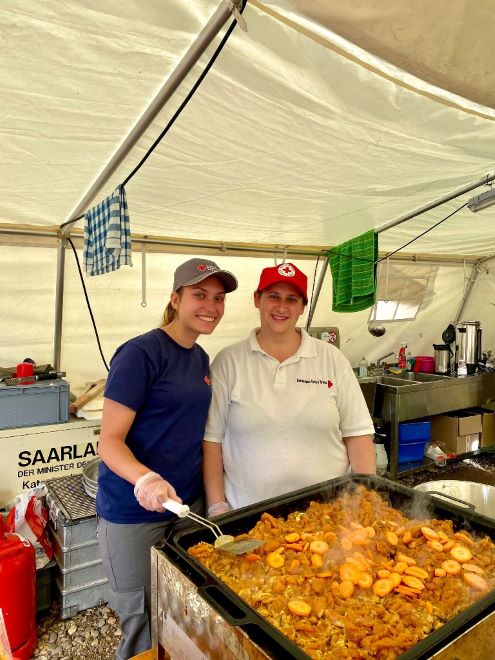 Foto (v.li): Jessyka Schädler DRK-OV Dudweiler, Susanne Schneider OV Püttlingen