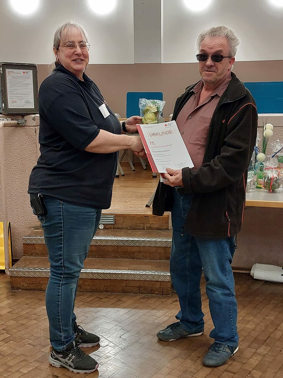 Ehrung von Herrn Stadfeld (rechts) für 75 Blutspenden